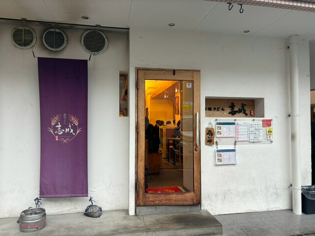 【志成】さっぱり感も楽しめる甘めのだしが光るぶっかけうどん