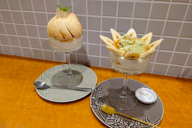 白桃と杏仁豆腐のパフェ(左)、塩キャラメルバナナパフェ(右)