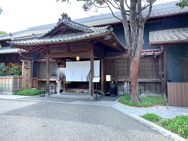 【高宮庭園茶寮】緑豊かな庭園に囲まれた和モダン空間で楽しむ様々なお茶