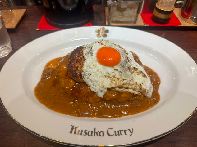 和製ハンバーグステーキカレー+目玉焼きトッピング