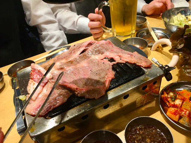 【名物】黒毛和牛のはみ出るカルビ