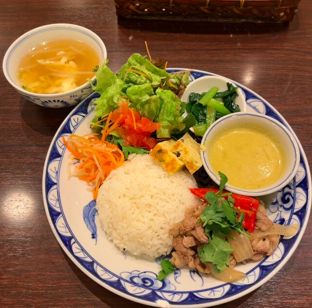 コム・ビン・ザン(週替りのベトナム定食)