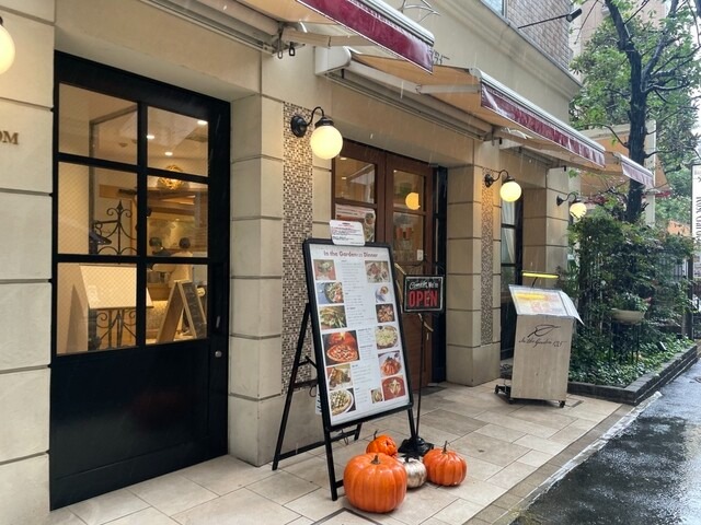 【In the Garden 135】ベビーカーもOK！緑あふれるテラス席で窯焼きピッツァを堪能