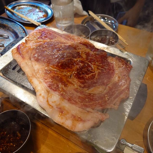 名物！黒毛和牛はみ出るカルビ