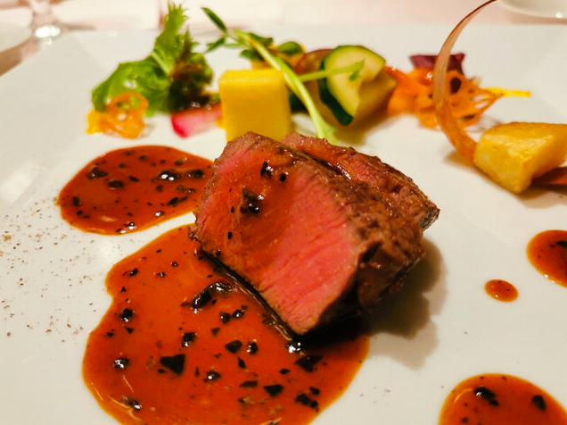 牛フィレ肉のオーブン焼き　トリュフソース