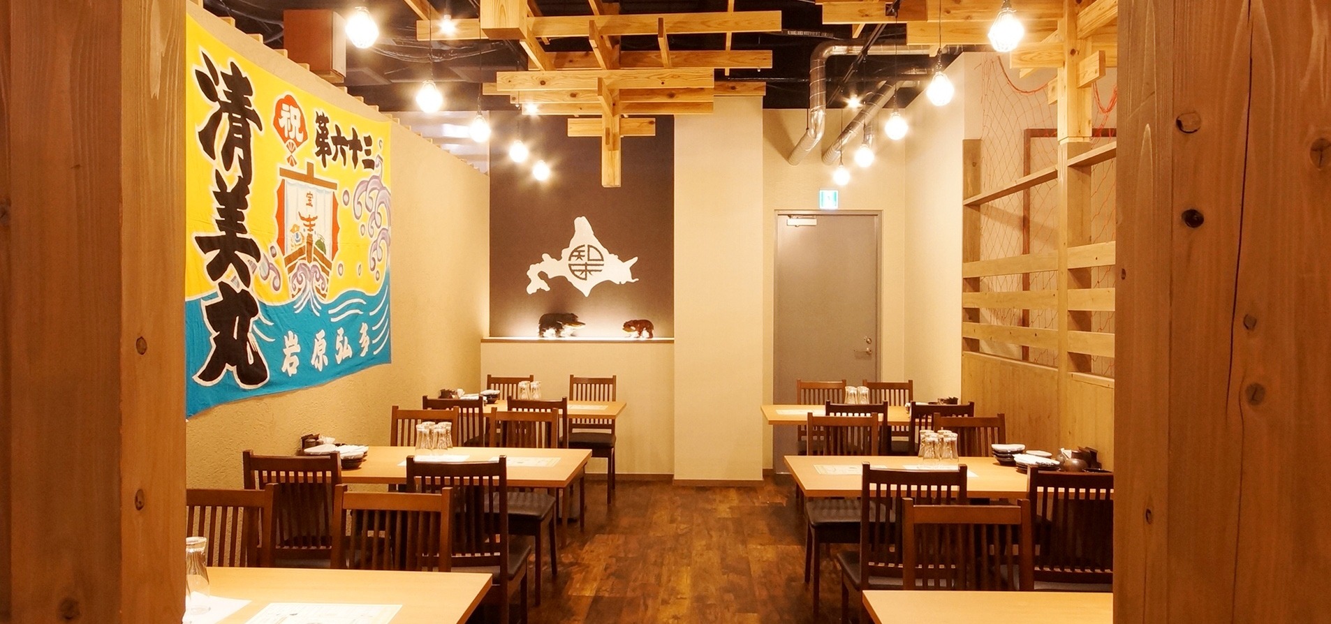 【農家と漁師の台所 北海道知床漁場 新大阪店】イカが泳ぐ店内いけす!北海道の味覚を囲む贅沢なひととき