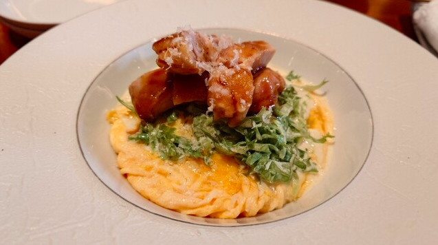 そびえ立つ照り焼きチキンのサラダオムライス