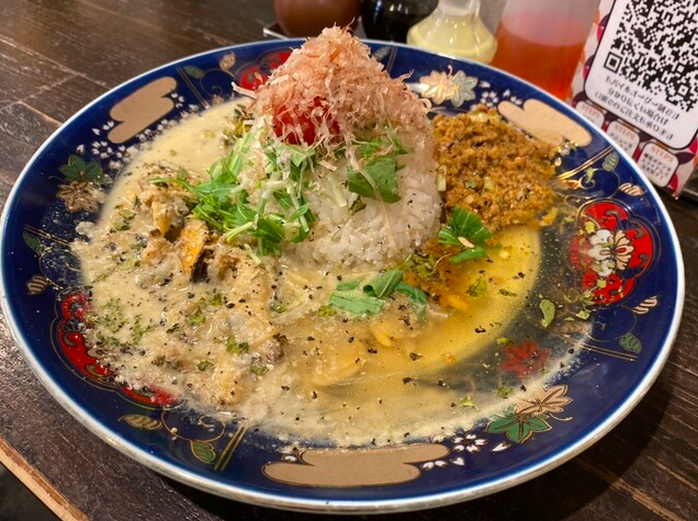 ドラマチックあいがけカリー（ゴールデン出汁キーマxクラムチャウダー風カリー）