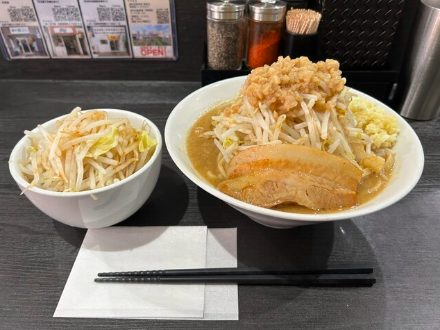 中ラーメン、野菜マシマシ別皿（ニンニク、味付き背脂は多め）