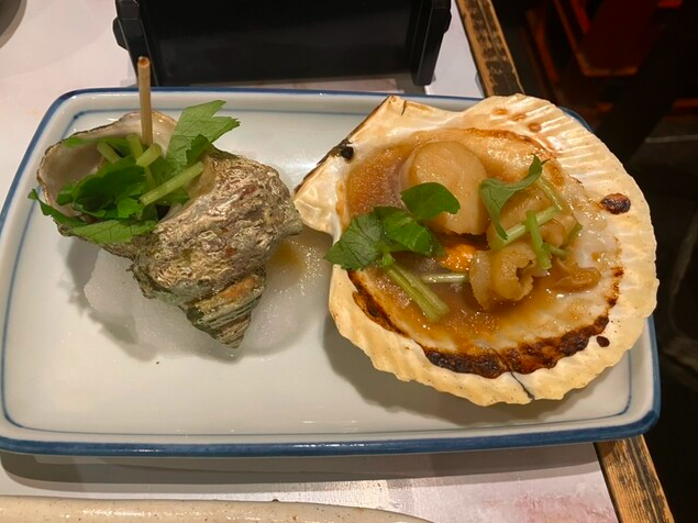 【名物】サザエの壺焼き(左)+ホタテ貝醤油焼き(右)