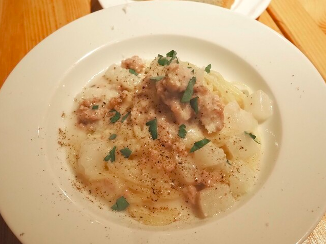 サルシッチャとカブのクリームソースパスタ