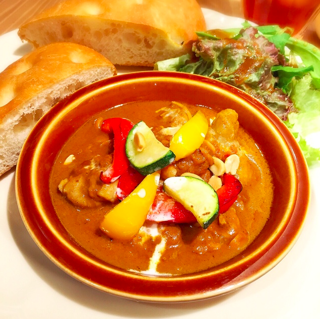 チキンマッサマンカレーとフォカッチャのプレート