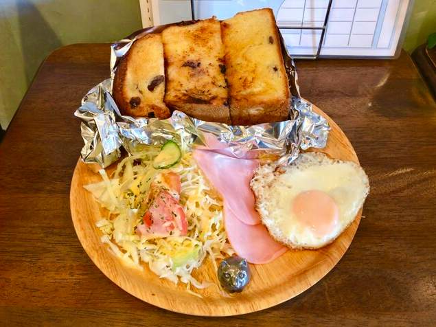 あつ切りトースト（プレーンからレーズン変更）&ハムエッグ