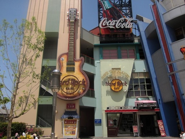 【Hard Rock Cafe ユニバーサルシティウォーク大阪店】ファミリーも安心♡有名アーティストの展示と豪快バーガーを味わえる空間