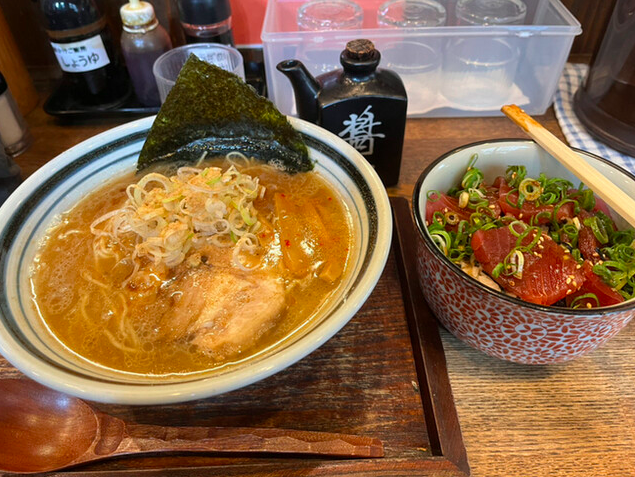 花壱ラーメン+マグロ丼