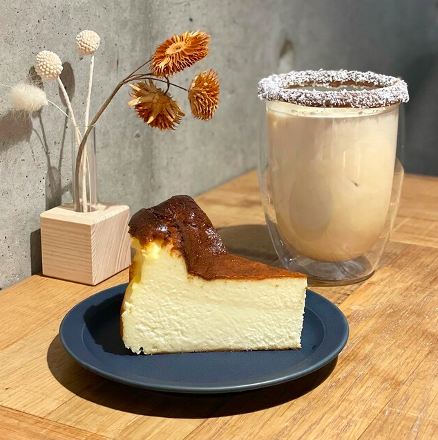 バスクチーズケーキ、ココナッツラテ