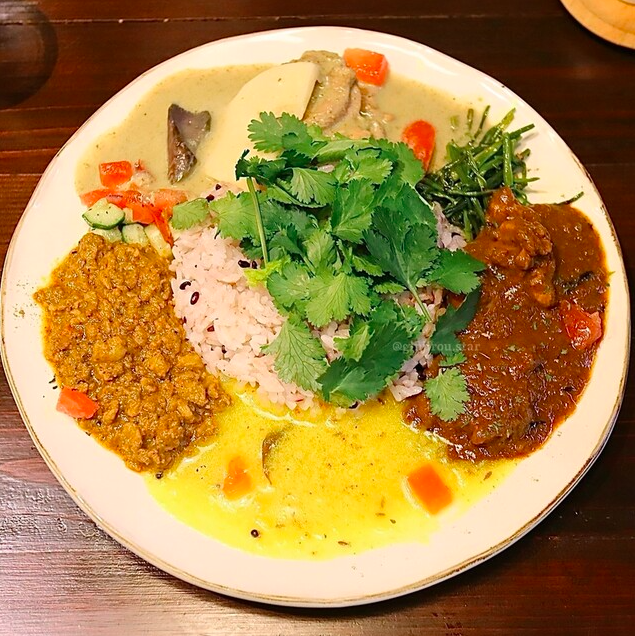 あいがけ3種盛り (ポークキーマ･チキン･グリーンカレー )+パクチートッピング