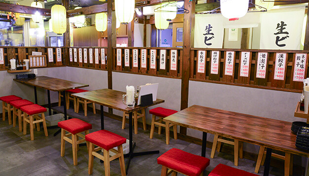 【餃子のかっちゃん 高槻店】肉汁あふれる餃子と笑顔の接客が光る高槻の昼飲みスポット