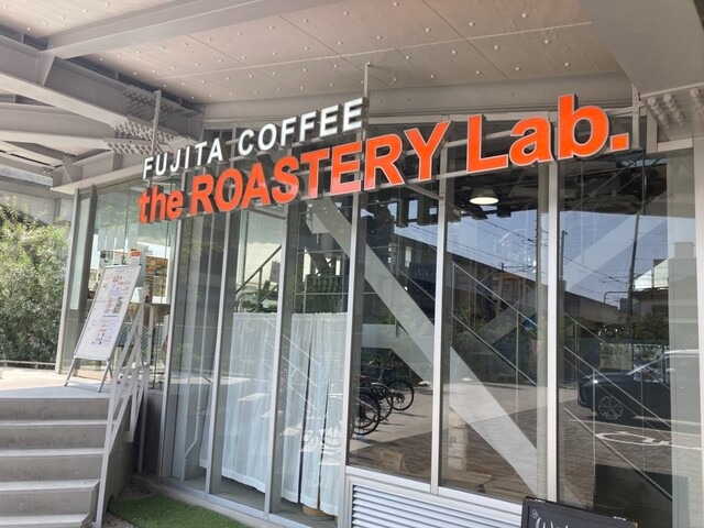【藤田珈琲 the ROASTERY Lab. 大阪本店】老舗焙煎所が手がける開放的なガラス張りカフェ