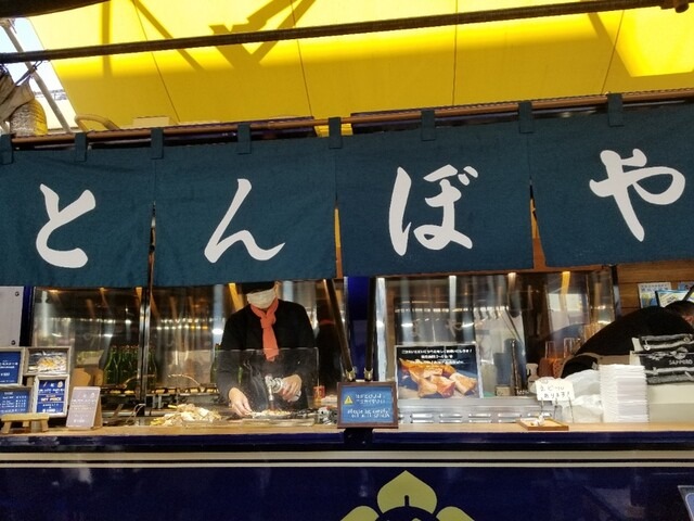 【とんぼや】築地散策にぴったり!炙りマグロ串の食べ歩きスポット