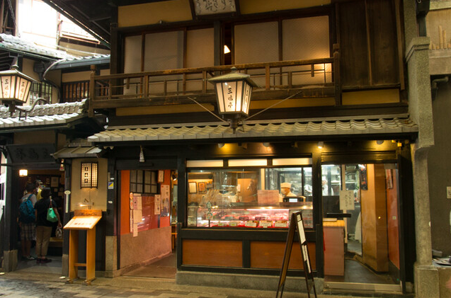 【三嶋亭 本店】熟成黒毛和牛を秘伝の割り下で味わう至福の昼