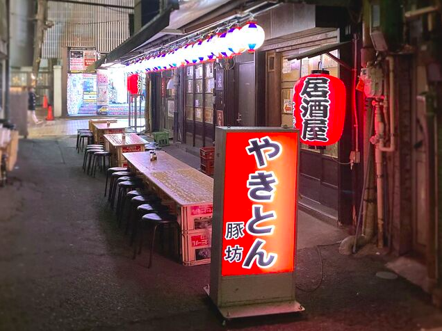 【もつ焼酒場 豚坊】昭和の空気に包まれる上野ガード下のもつ煮込み酒場