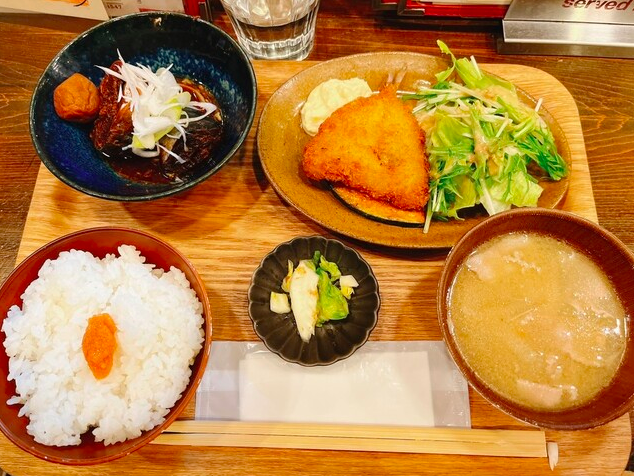 さば黒煮とアジフライ定食
