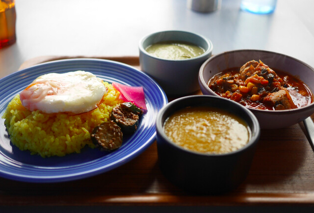 チキンと野菜 ダルカレー+フライドチーズエッグ・ポタージュ追加