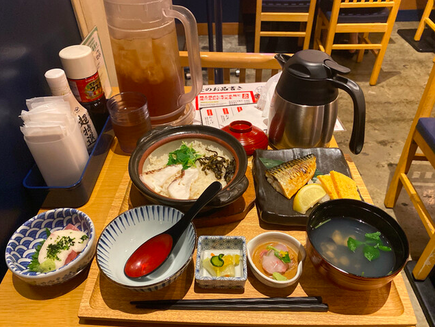 ランチ: 鯛土鍋めし食べ放題+選べるおかず定食 (鯖塩焼き)