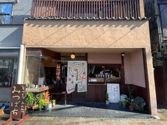 【みつばち】天草寒天と波照間黒蜜が出会う静かな甘味処