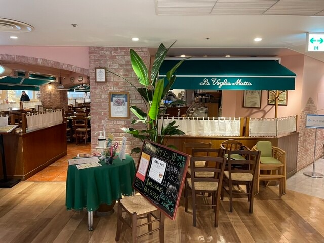 【ラ・ヴォーリアマッタ ルミネ 荻窪店】直径30センチ超の迫力ピッツァ！荻窪駅直結の本格イタリアン