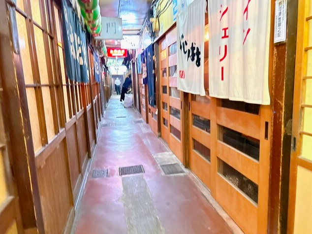 【酒肴屋 じじばば】昭和レトロな横丁で出会うイベリコ豚の極上スライス