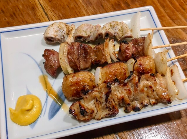 手前から、べんてん・つくね・きも・こぶくろ