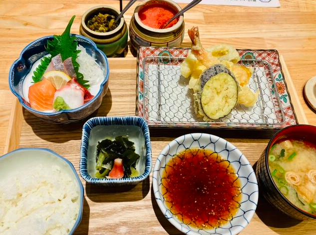 選べるおかず定食 (天ぷら+刺身)