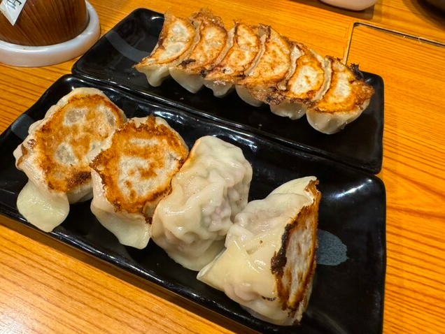 博多一口餃子 (奥)、超肉汁餃子 (手前)