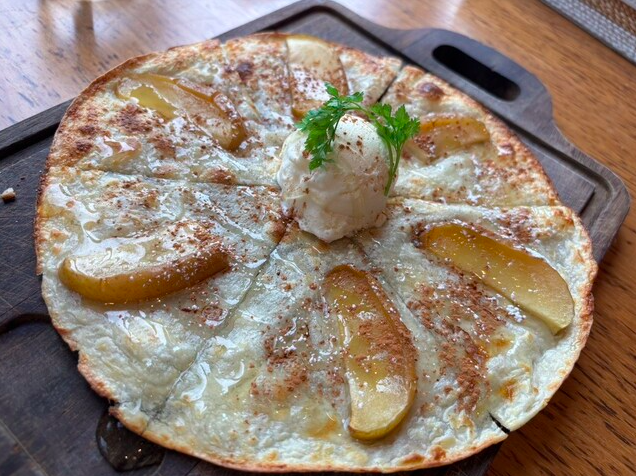 焼きリンゴとマスカルポーネチーズのピザ