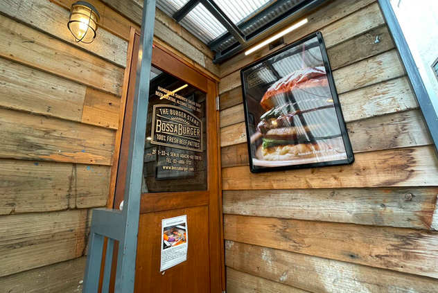 【BOSSA BURGER】粗挽きビーフと甘めバンズが織りなす絶妙なハーモニー
