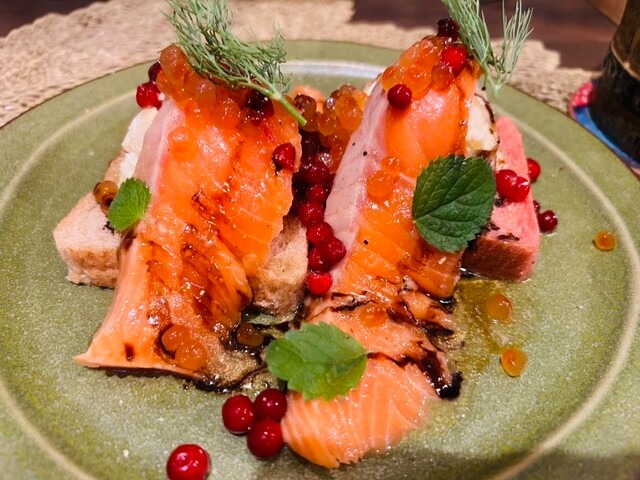 肉厚宮城産サーモンとイクラのスモーブロー