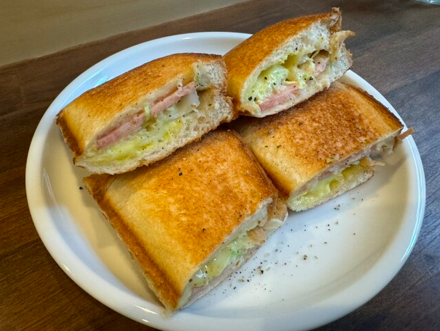 ハムとチーズのホットサンド