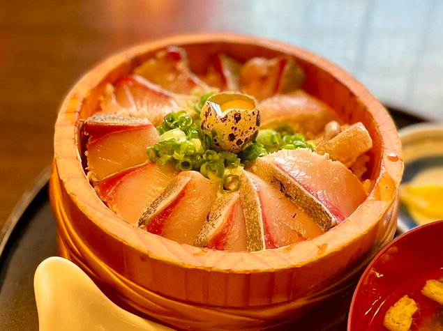 ブリの藁焼き丼