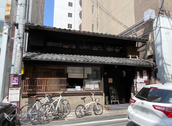 【まんざら亭 NISHIKI】中庭を望む町家で楽しむ、香ばしい炭火料理と京野菜の和食