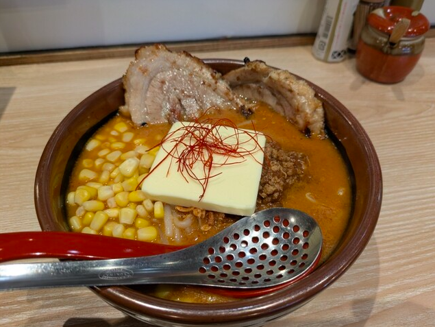 北海道辛味噌炙りチャーシューらーめん+バターコーントッピング