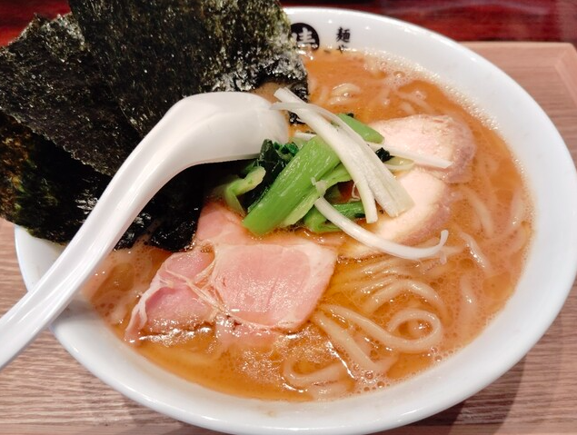 豚骨醤油ラーメン (麺大盛り無料)