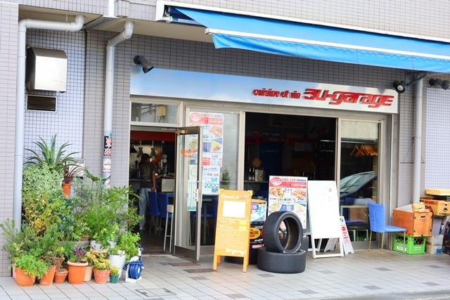 【オー・ガラージュ】車好きにはたまらない！ガレージ空間で楽しむ本格ビストロ料理