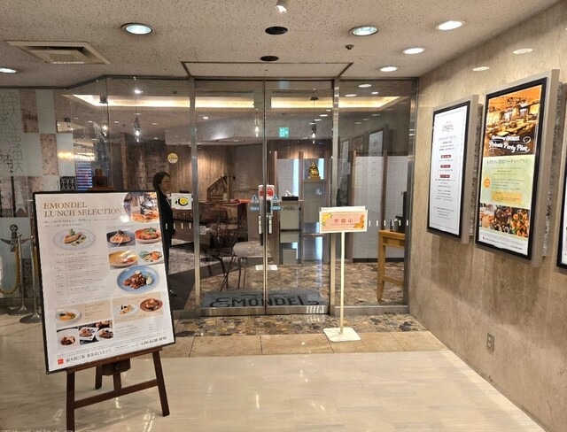 【Delicious Kitchen EMONDEL】ホテルならではの落ち着きで味わう！選べるメイン付きランチブッフェ