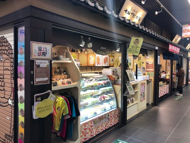 【まほろば大仏プリン本舗 近鉄奈良駅店】和素材が光る濃厚プリンとユニークなお土産