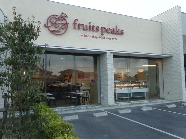 【フルーツピークス いわき泉店】丸ごと桃パフェが話題！季節の果実を堪能できるスイーツスポット