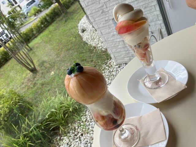 丸ごとの桃のパフェ