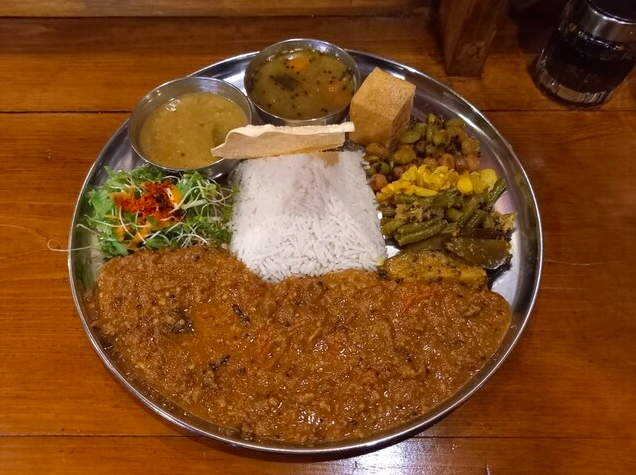 せせりとジャコのキーマカレー カレー3種盛り