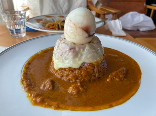 マウンテンチーズカレー+ゆで卵